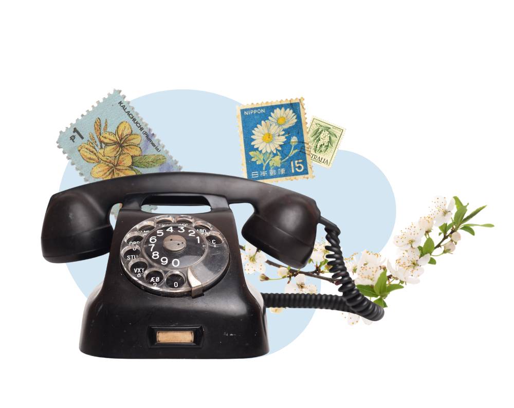 Il telefono in bakelite e antichi francobolli